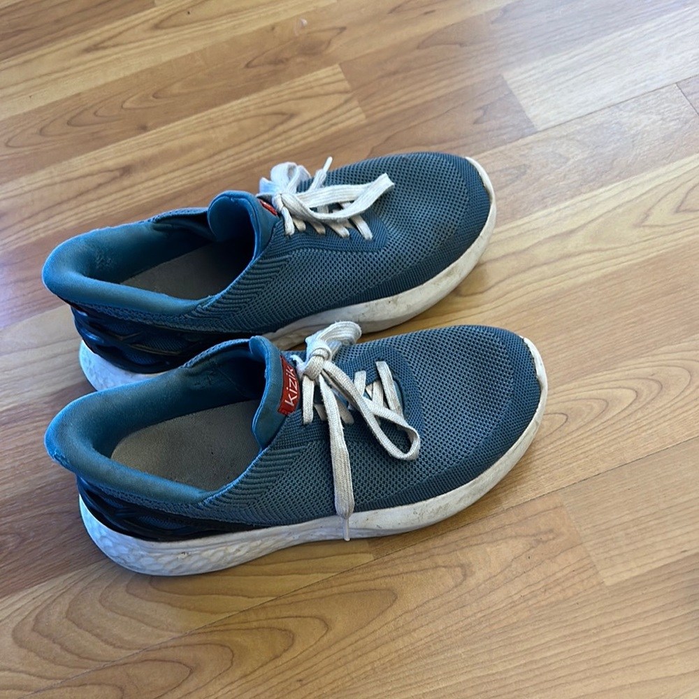 Kizik Stylish Women's Athletic Shoes in Teal and White